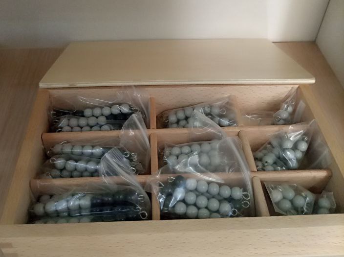 علبة الخرز الرمادي لأطفال المونتيسوري